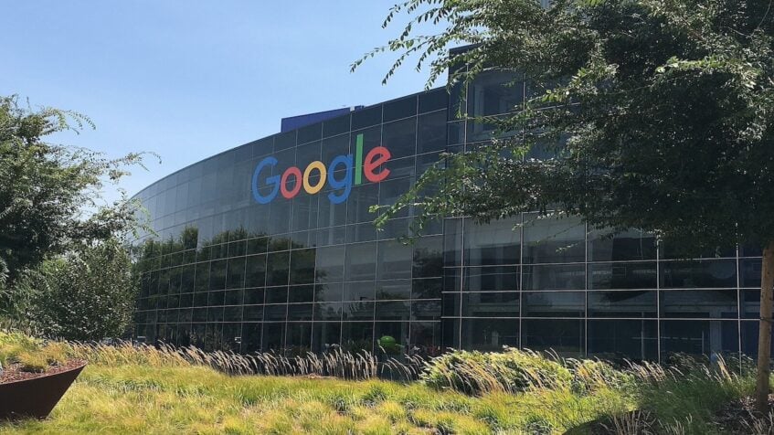 Bangunan kaca dengan logo Google di atasnya